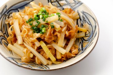 Japon yemeği, Mimigar 'dan Daikon Irichi' ye Kızarmış domuz kulağı ve Japon turp kabuğu.