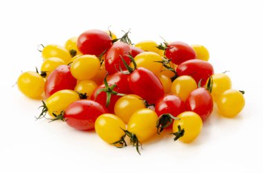 Beyaz arka planda taze vişneli domates.