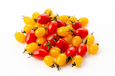 Beyaz arka planda taze vişneli domates.