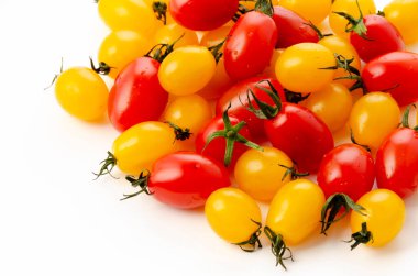 Beyaz arka planda taze vişneli domates.