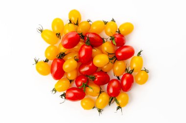 Beyaz arka planda taze vişneli domates.