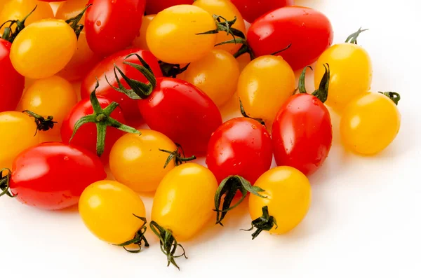 Beyaz arka planda taze vişneli domates.