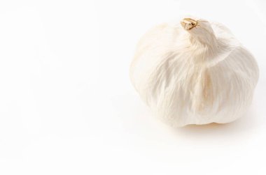 Beyaz yalıtılmış arka planda taze sarımsak.