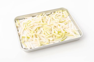 Japon turpunu dilimle ve kurut.