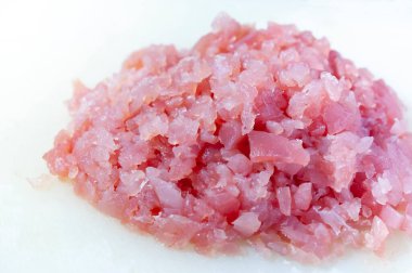 Ton balığı, doğranmış çiğ ton balığı.