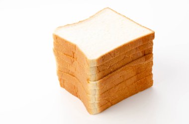 Beyaz arkaplanda dilimlenmiş ekmek