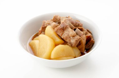 Japon mutfağı, Nimono, haşlanmış turp ve kaburga.