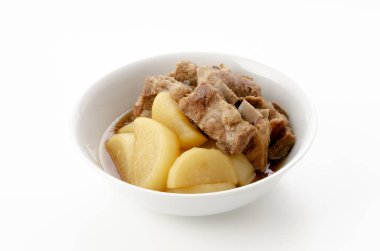 Japon mutfağı, Nimono, haşlanmış turp ve kaburga.