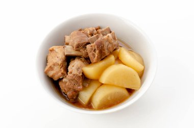 Japon mutfağı, Nimono, haşlanmış turp ve kaburga.