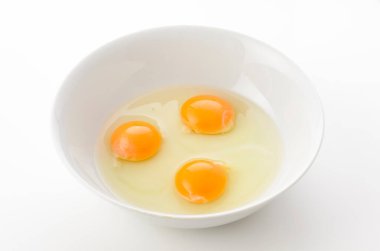 Beyaz bir kasede sarı yumurta sarısı