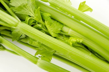 Taze kereviz saplarına yakın çekim 