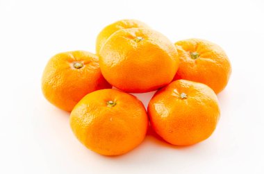 Olgun Citrus unshiu, satsuma, beyaz arka planda TV portakalı