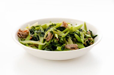 Beyaz arka planda kızarmış domuz ve kereviz.