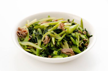 Beyaz arka planda kızarmış domuz ve kereviz.