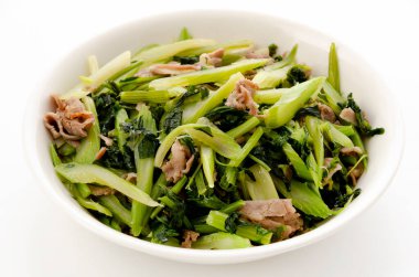 Beyaz arka planda kızarmış domuz ve kereviz.