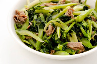 Beyaz arka planda kızarmış domuz ve kereviz.