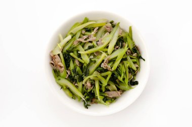 Beyaz arka planda kızarmış domuz ve kereviz.