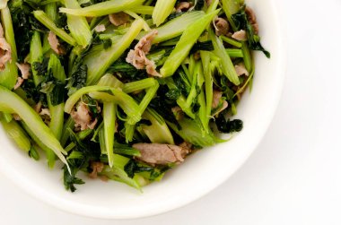 Beyaz arka planda kızarmış domuz ve kereviz.