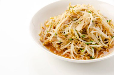 Beyaz arka planda kızarmış fasulye filizleri