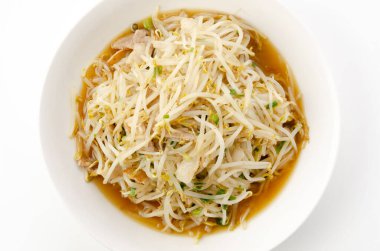 Beyaz arka planda kızarmış fasulye filizleri