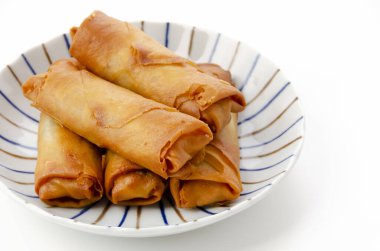 Beyaz arka planda kızarmış yumurta rulosu.