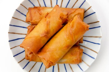 Beyaz arka planda kızarmış yumurta rulosu.