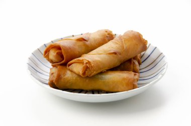 Beyaz arka planda kızarmış yumurta rulosu.