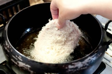 Kızarmış Japon domuz Tonkatsu ev yapımı pirzola, yemek yaparken.