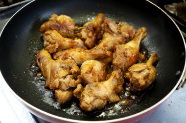 Kızarmış baharatlı tavuk kızartma tavuğunda.