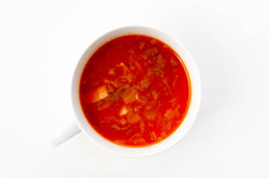 Beyaz arka planda, fincanda sebze çorbası