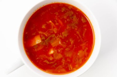 Beyaz arka planda, fincanda sebze çorbası