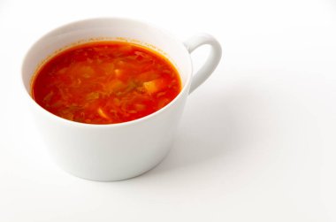 Beyaz arka planda, fincanda sebze çorbası