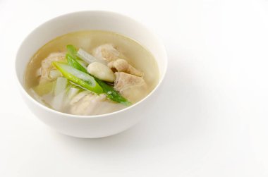 Ev yapımı tavuk ve sebze çorbası.