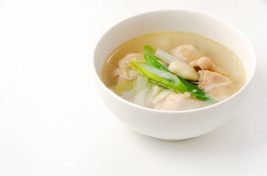 Ev yapımı tavuk ve sebze çorbası.