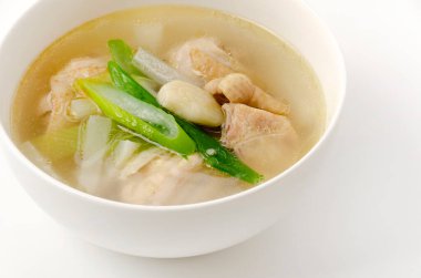 Ev yapımı tavuk ve sebze çorbası.