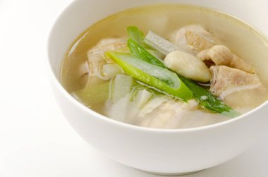 Ev yapımı tavuk ve sebze çorbası.