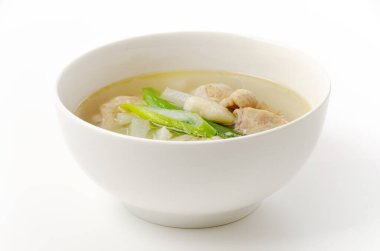 Ev yapımı tavuk ve sebze çorbası.