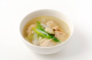 Ev yapımı tavuk ve sebze çorbası.