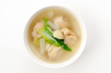 Ev yapımı tavuk ve sebze çorbası.