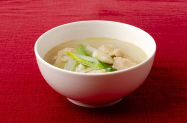 Ev yapımı tavuk ve sebze çorbası.