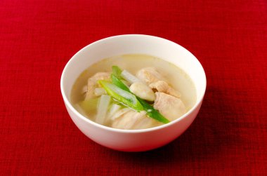 Ev yapımı tavuk ve sebze çorbası.