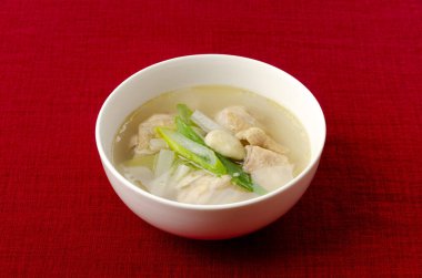 Ev yapımı tavuk ve sebze çorbası.