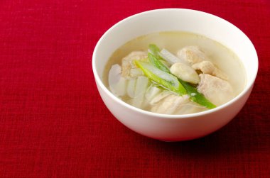 Ev yapımı tavuk ve sebze çorbası.