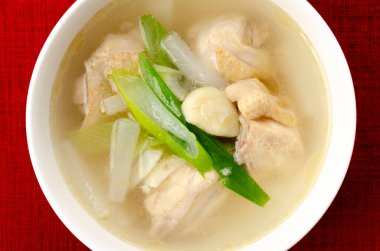 Ev yapımı tavuk ve sebze çorbası.