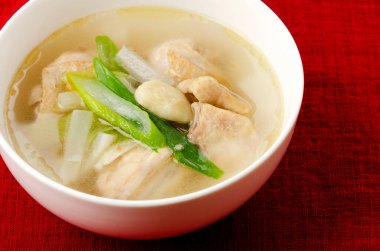 Ev yapımı tavuk ve sebze çorbası.