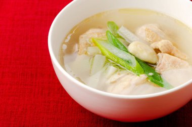 Ev yapımı tavuk ve sebze çorbası.