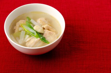 Ev yapımı tavuk ve sebze çorbası.