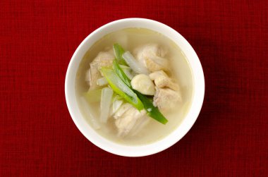 Ev yapımı tavuk ve sebze çorbası.