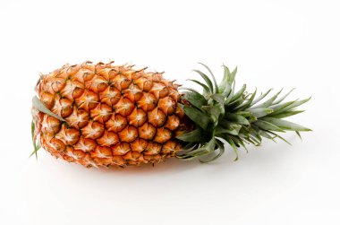 Beyaz arka planda taze taze ananas meyvesi