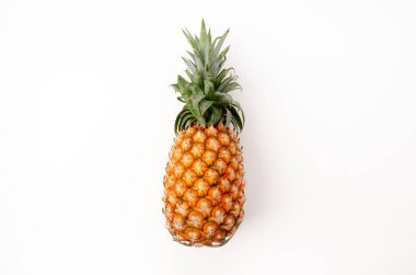 Beyaz arka planda taze taze ananas meyvesi